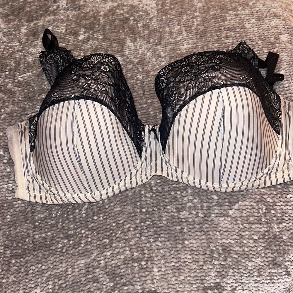 White pinstripe bra with black lace 🤍🖤🤍